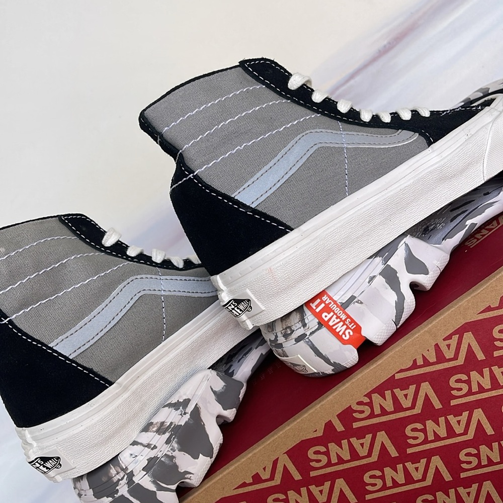 Vans WMNS Sk8-Hi Tapered
Moon Rocks Black/Reflective 
VN0A7Q5TBRF
Sneakers - Picture 15 of 16